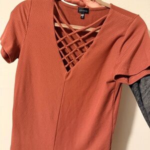 Buckle Rust Short Sleeve Lattice Tee